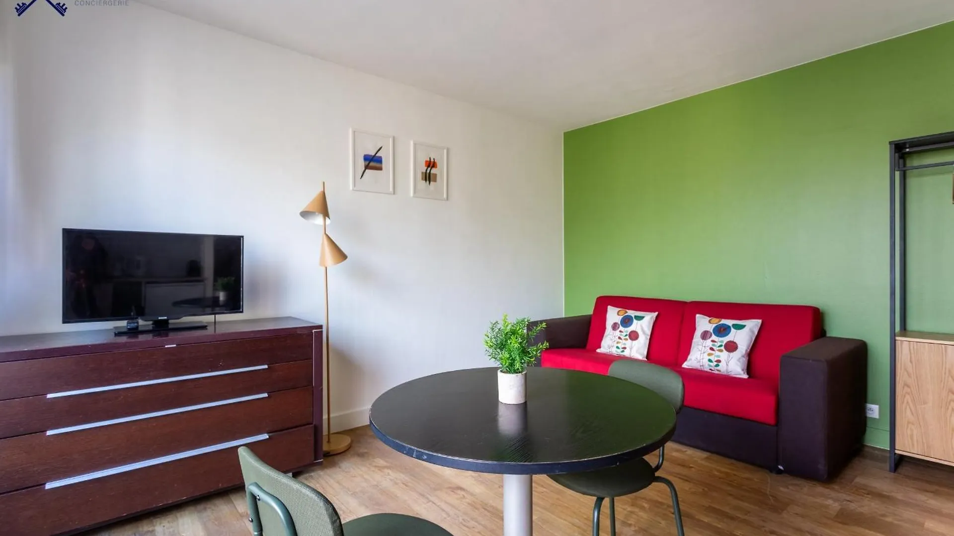 702 - Eiffel Tower Apartment *